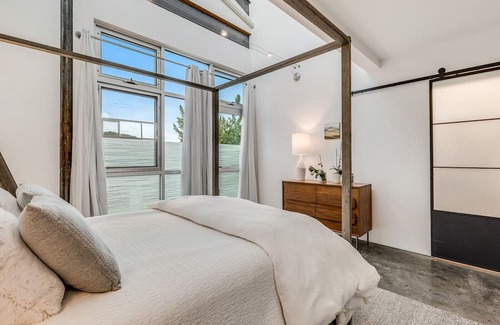 Emma Condominio | Chic Modern Living in Basalt. Artist studio optional and pet friendly!
