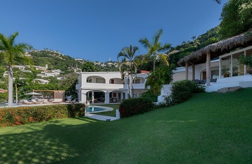 Las Brisas Casa | Spectacular Bay-View Home on Two Levels, with Full Service plus Private Chef