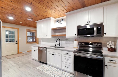 Ontonagon Cabina | Driftwood Cabin on Lake Superior Beach, Close to Porcupine Mountain State Park!