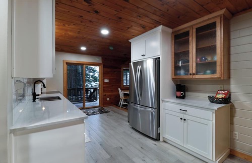 Ontonagon Cabina | Driftwood Cabin on Lake Superior Beach, Close to Porcupine Mountain State Park!