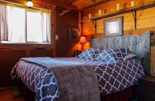 Cane Beds Cabina | Cozy Rustic Cabin on 400 Acres Zion & Bryce PRIVATE CANYON