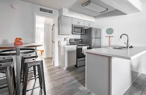 Camelback East Apartamento | Gorgeous CozySuites Camelback w/pool,parking! 05