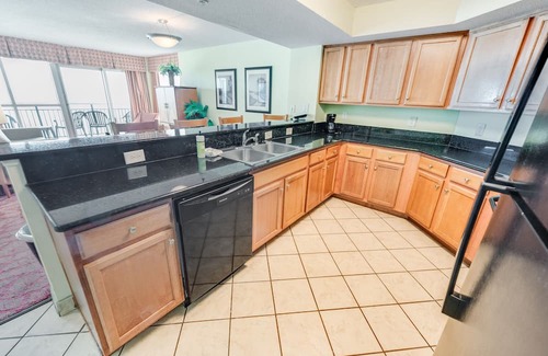 Downtown Myrtle Beach Condominio | 2BR Pools, Views, Direct Oceanfront, Bay View!