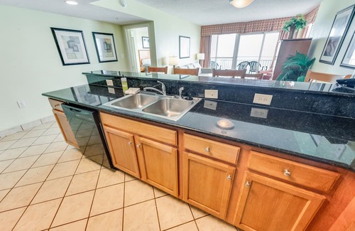 Downtown Myrtle Beach Condominio | 2BR Pools, Views, Direct Oceanfront, Bay View!