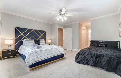 Wessex Square Casa | Stay in Luxury! | King Suite w/Hot Tub!