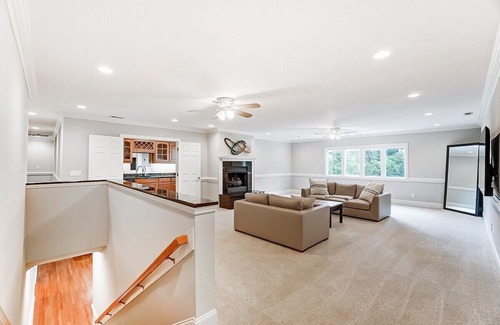 Wessex Square Casa | Stay in Luxury! | King Suite w/Hot Tub!