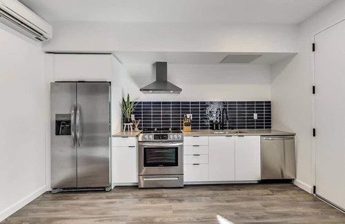 Downtown Oakland Apartamento | Brand New Stylish Studio Suite Near Downtown!