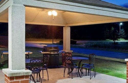 Warrenville Casa | Explore the Best of Naperville from Here! 2 Spacious Accommodations with Kitchen