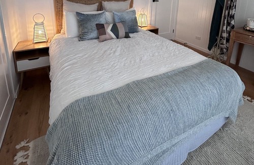 Catherine Hill Bay Apartamento | Blue Moon Getaway, cozy, relaxing... stones throw from the beach and the lake