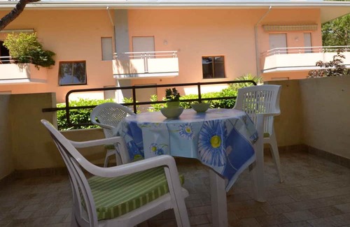 Lignano Pineta Apartamento | Holiday apartment with balcony and air conditioning