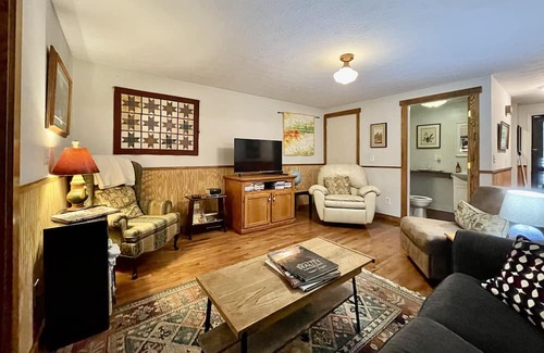 Berkeley Springs Cabina | Country Cabin NEW to our program for October 2023