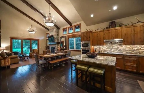 Cle Elum Casa | Fairway Haven: Spacious Lodge for 14 with Main House and Apartment on the Golf Course