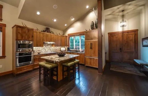 Cle Elum Casa | Fairway Haven: Spacious Lodge for 14 with Main House and Apartment on the Golf Course