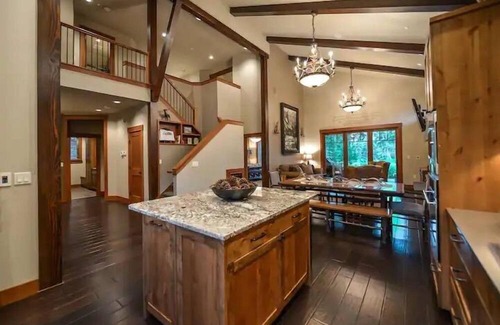 Cle Elum Casa | Fairway Haven: Spacious Lodge for 14 with Main House and Apartment on the Golf Course