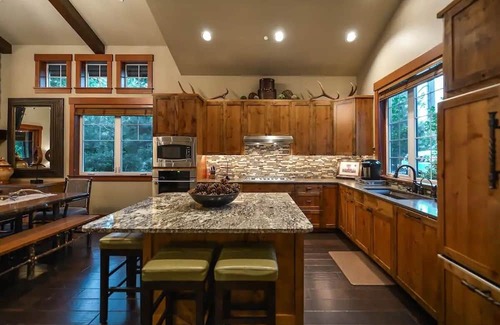 Cle Elum Casa | Fairway Haven: Spacious Lodge for 14 with Main House and Apartment on the Golf Course