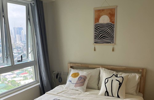 Pasig Condominio | City & River View Retreat: Ideal for Meditation