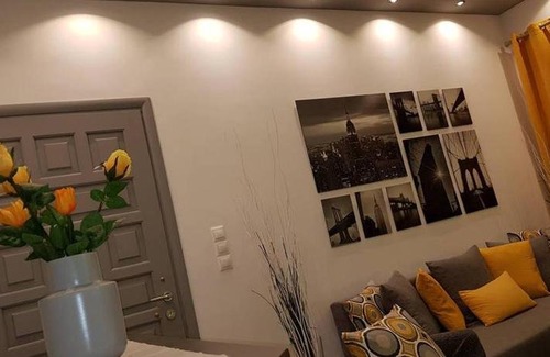 Aigaleo Apartamento | 'Golden Aurora' Apartment With Elegant Style