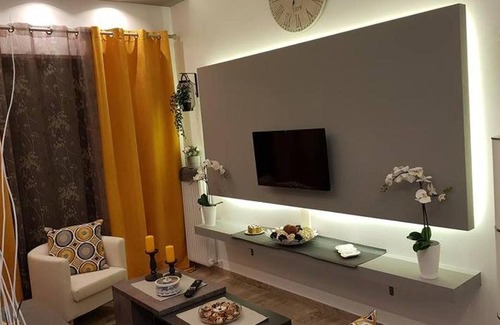 Aigaleo Apartamento | 'Golden Aurora' Apartment With Elegant Style