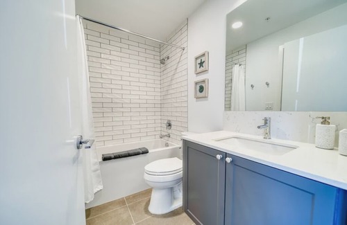 Kensington Condominio | Bright & Beautiful Condo with Walkout Patio