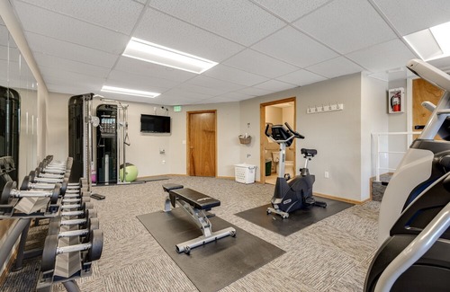 Four O'Clock Condominio | Sunny ski-in condo with mountain views, hot tubs, pool, fireplace, firepit, & gym