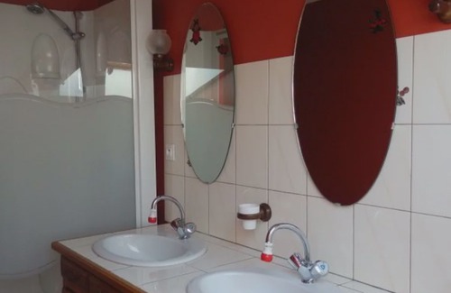 Lironcourt Casa | Gîte de Charme avec Terrasse près de Bourbonne-les-Bains, 2 chambres, poêle à bois, Wifi inclus -