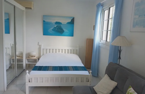 Les Abymes Apartamento | Charming studio in a tropical garden. with swimming pool, free wifi and parking.