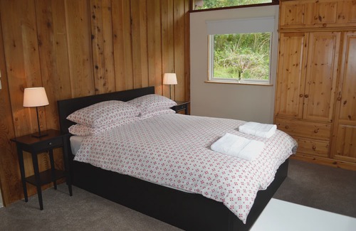 Tighnabruaich Chalet De Esquí | Cockleshell Lodge located at the waters edge near Otter Ferry-Pet friendly