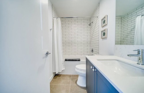 Kensington Condominio | Bright & Beautiful Condo with Walkout Patio
