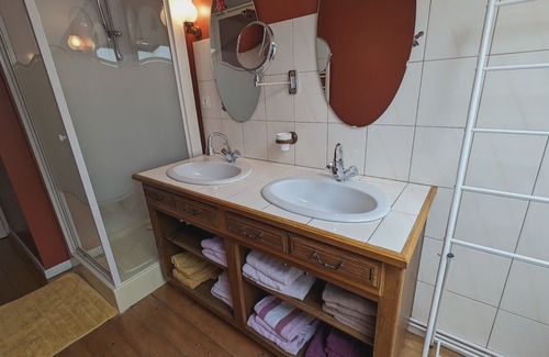 Lironcourt Casa | Gîte de Charme avec Terrasse près de Bourbonne-les-Bains, 2 chambres, poêle à bois, Wifi inclus -