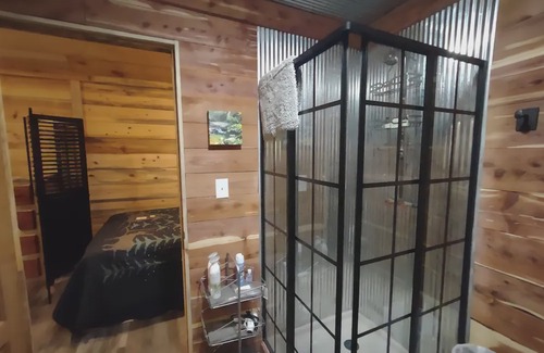 Caddo Gap Cabina | Lil' Rustic Retreat w/Hot Tub Near Little Missouri Falls and Caddo River