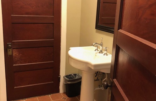 Nauvoo Apartamento | The Red Front Suite - Sleeps 15