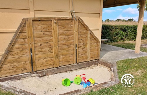 Cosse-le-Vivien Cabaña | Comfy cottage with terrace, pétanque, WiFi, accessible room
