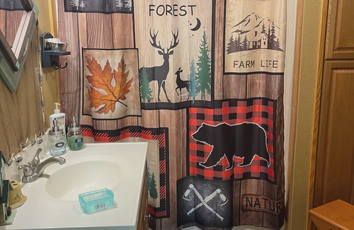 Cusick Cabina | The Hidden Moose Lodge