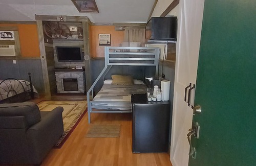 Canton Cabaña | Old Western Bunkhouse Sleeps 9 "Trail's End Corral"
