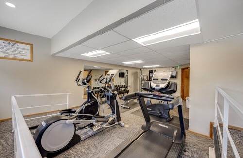 Four O'Clock Condominio | Sunny ski-in condo with mountain views, hot tubs, pool, fireplace, firepit, & gym