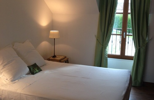 Les Marets Casa | In a park with 5ha lake, lots of toys/books/swing set, fresh eggs, Paris 80km