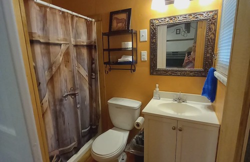 Canton Cabaña | Old Western Bunkhouse Sleeps 9 "Trail's End Corral"