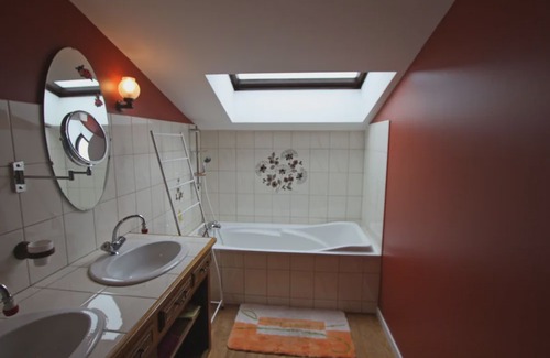 Lironcourt Casa | Gîte de Charme avec Terrasse près de Bourbonne-les-Bains, 2 chambres, poêle à bois, Wifi inclus -