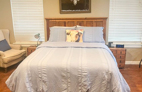 Weatherford Cabaña | Paradise in the country. Guest house with pool. Pet friendly. No cleaning fees.
