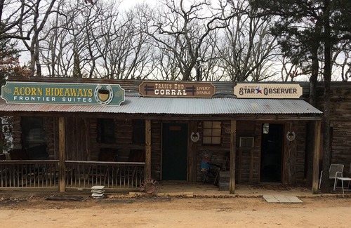 Canton Cabaña | Old Western Bunkhouse Sleeps 9 "Trail's End Corral"