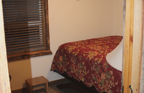 Collbran Cabina | Rustic cabin centrally located in Collbran, Colorado
