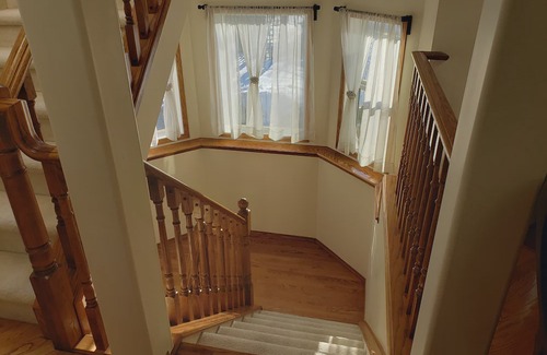 Chestermere Complejo | PRIVATE 1 B/R Suite in Upscale former Chestermere Showhome . 4 MIN walk to Lake