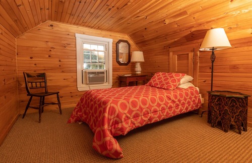 Dugspur Cabaña | Creekside Cottage Near Floyd, VA, and Blue Ridge Parkway with deck and gas grill