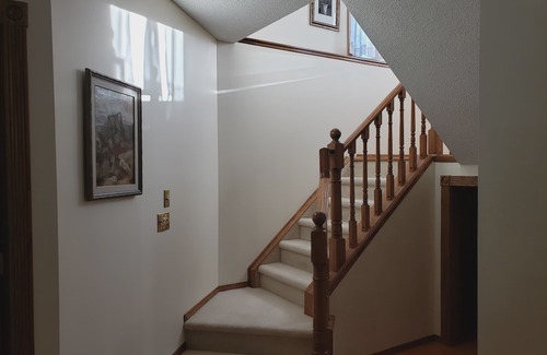 Chestermere Complejo | PRIVATE 1 B/R Suite in Upscale former Chestermere Showhome . 4 MIN walk to Lake