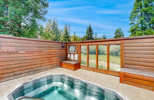 Four O'Clock Condominio | Sunny ski-in condo with mountain views, hot tubs, pool, fireplace, firepit, & gym