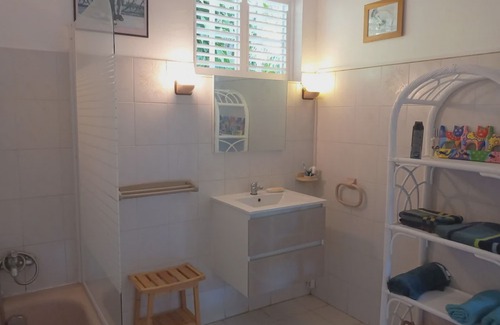 Les Abymes Apartamento | Charming studio in a tropical garden. with swimming pool, free wifi and parking.