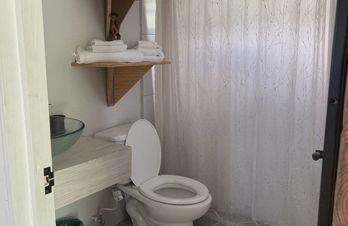 Belmont Cabina | ComfyCabin is rustic with modern amenities, has deck with great view. Peaceful.