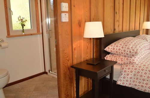 Tighnabruaich Chalet De Esquí | Cockleshell Lodge located at the waters edge near Otter Ferry-Pet friendly