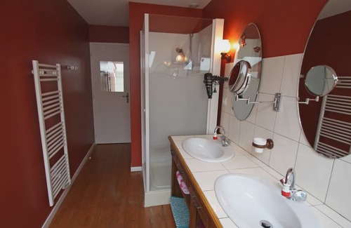 Lironcourt Casa | Gîte de Charme avec Terrasse près de Bourbonne-les-Bains, 2 chambres, poêle à bois, Wifi inclus -