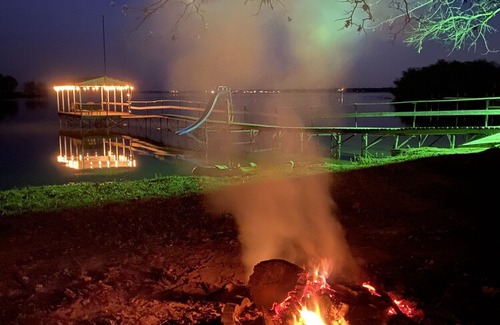 Quinlan Cabina | Lake Front Relaxing- HOT TUB-TINY Cabin